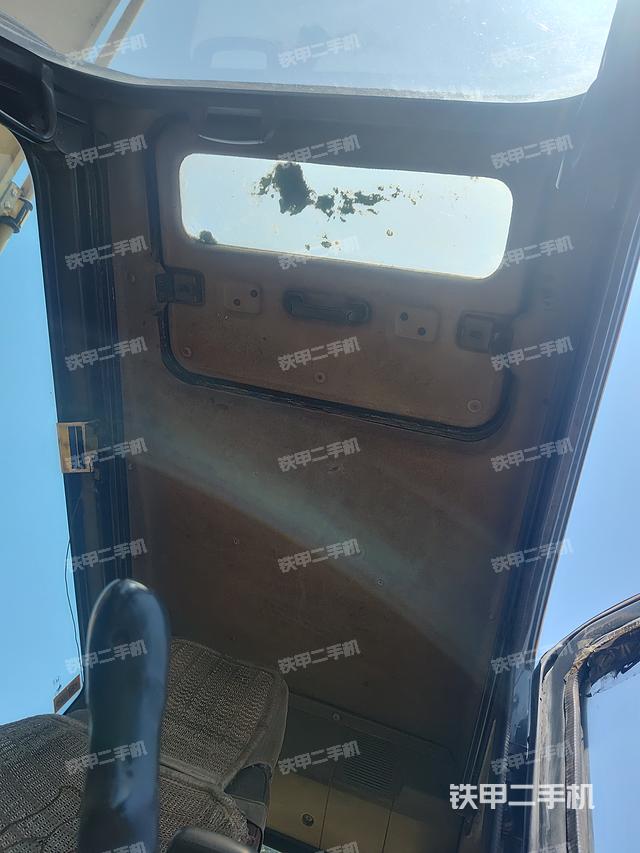 驾驶室顶部(整机外观) 驾驶室顶部(整机外观)