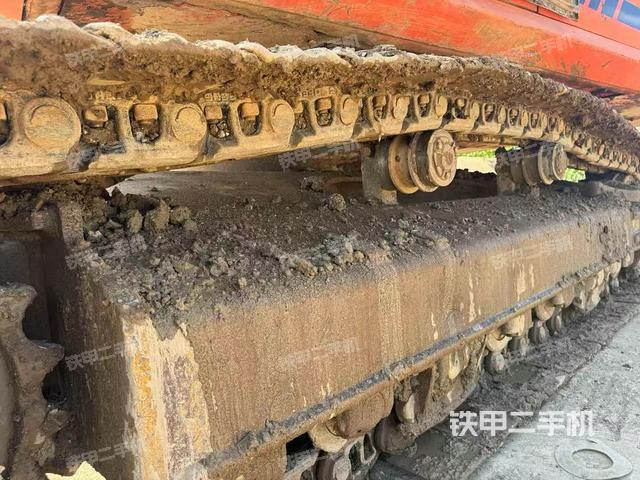 單側(cè)履帶整體(整機外觀) 單側(cè)履帶整體(整機外觀)