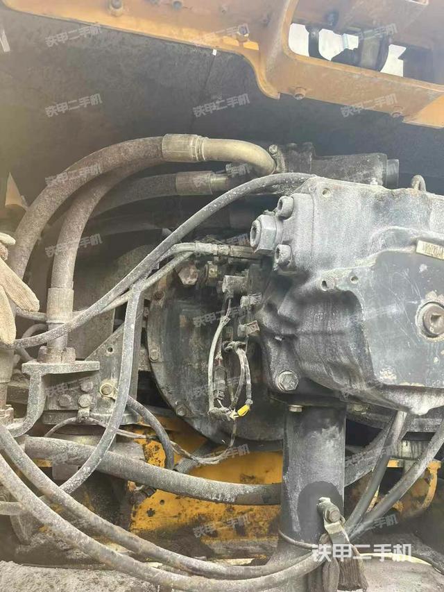 液壓泵艙室正面整體(整機(jī)外觀) 液壓泵艙室正面整體(整機(jī)外觀)