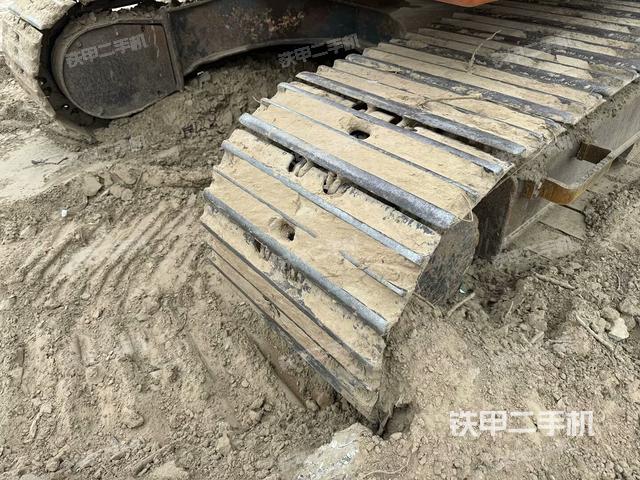 單側(cè)履帶整體(整機(jī)外觀) 單側(cè)履帶整體(整機(jī)外觀)