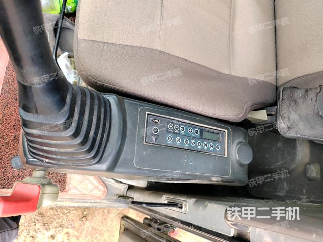 座椅右側(cè)控制臺/鑰匙門/油門/含右手柄(駕駛室部分) 座椅右側(cè)控制臺/鑰匙門/油門/含右手柄(駕駛室部分)