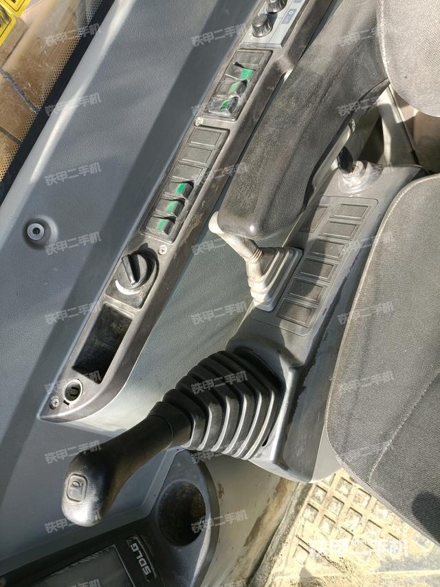 座椅右侧控制台/钥匙门/油门/含右手柄（驾驶室部分）