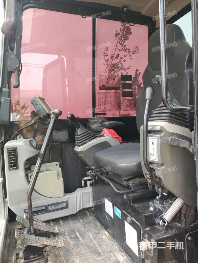 駕駛室頂部（整機外觀）