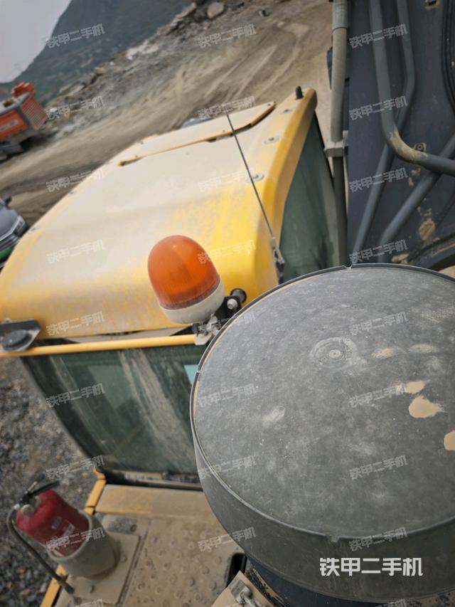 駕駛室頂部（整機外觀）