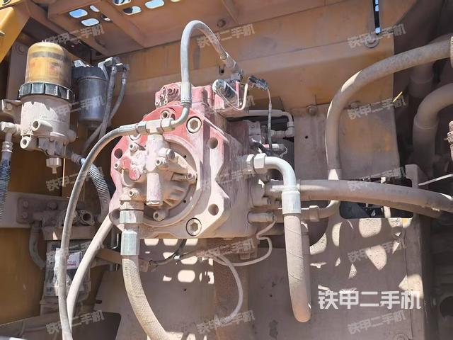 液压泵舱室正面整体（整机外观）