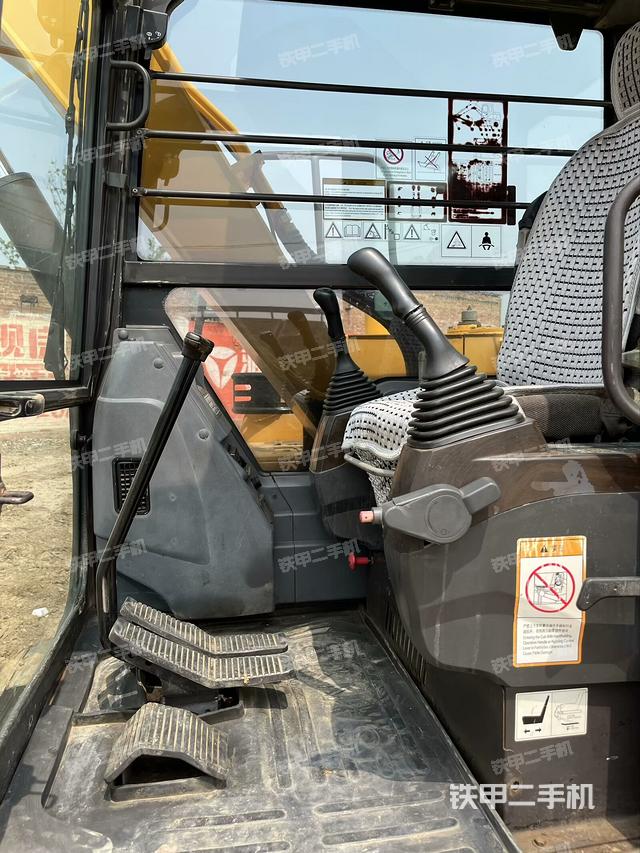 驾驶室顶部(整机外观) 驾驶室顶部(整机外观)