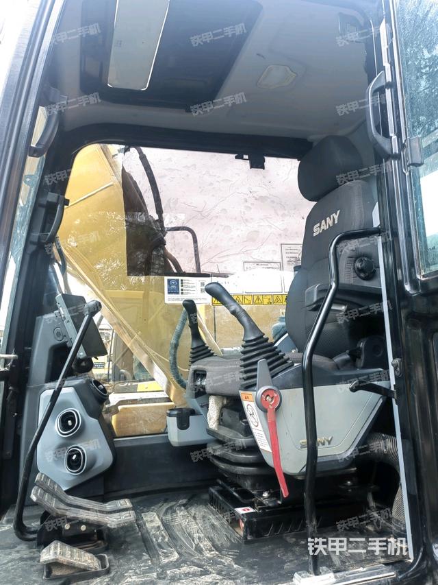 駕駛室整體（整機外觀）