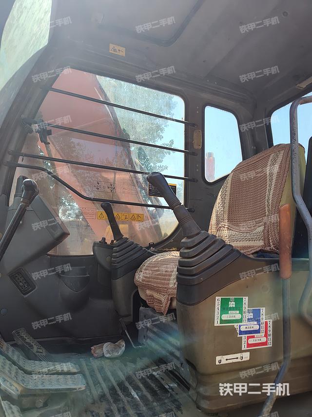 駕駛室整體(整機(jī)外觀) 駕駛室整體(整機(jī)外觀)