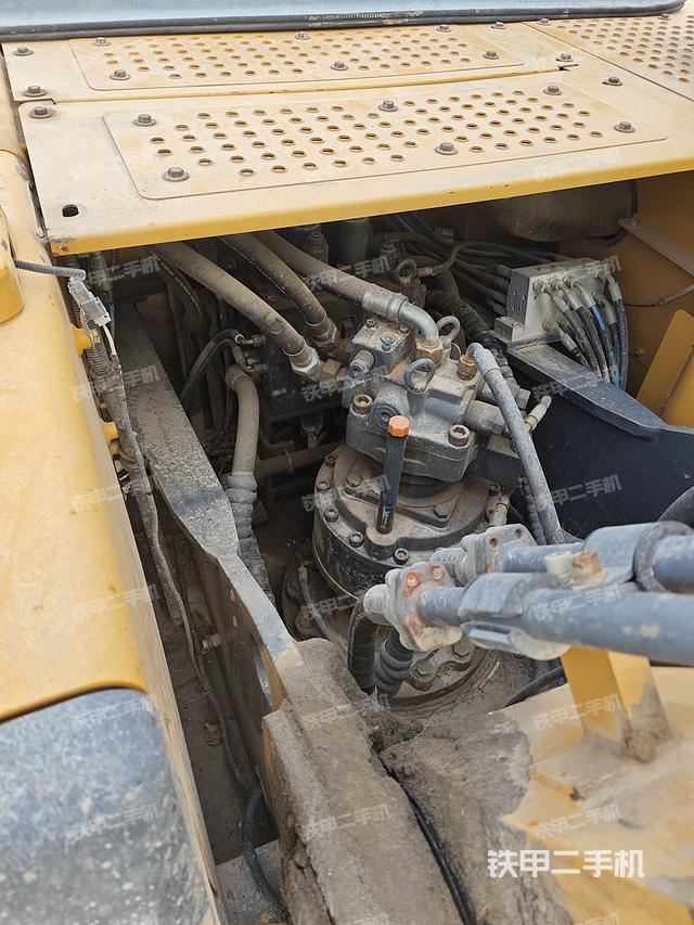 回转马达和主控阀(整机外观) 回转马达和主控阀(整机外观)