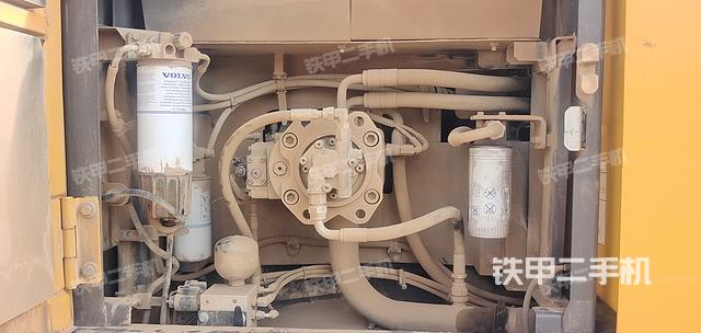 液压泵舱室正面整体（整机外观）