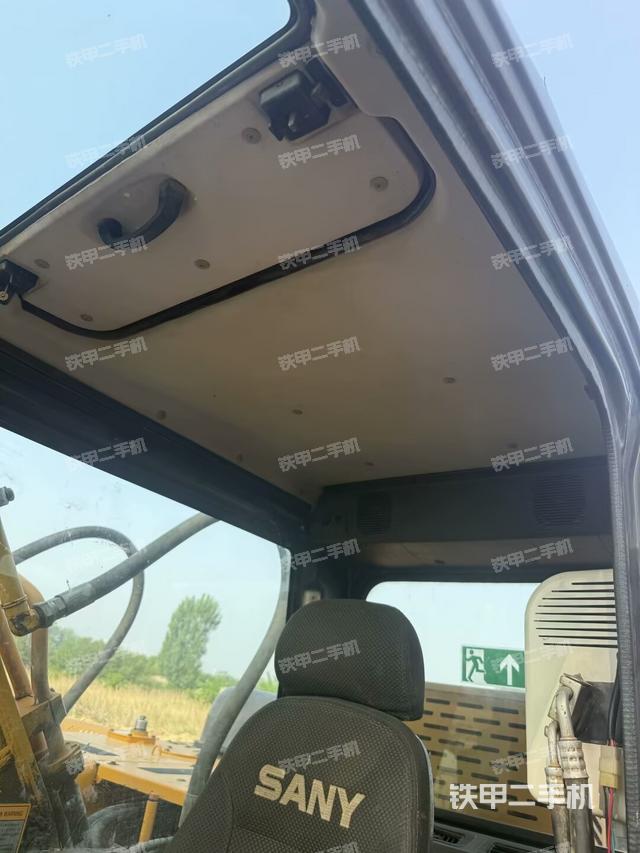 駕駛室頂部(整機(jī)外觀) 駕駛室頂部(整機(jī)外觀)