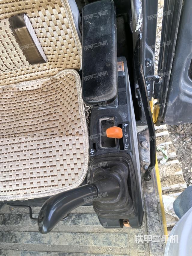 座椅左側(cè)控制臺(tái)/音響/含左手柄(駕駛室部分) 座椅左側(cè)控制臺(tái)/音響/含左手柄(駕駛室部分)