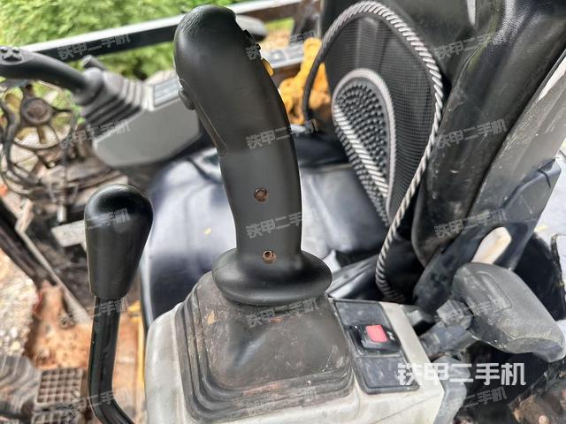 驾驶室顶部(整机外观) 驾驶室顶部(整机外观)