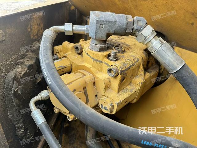 液压泵舱室正面整体（整机外观）