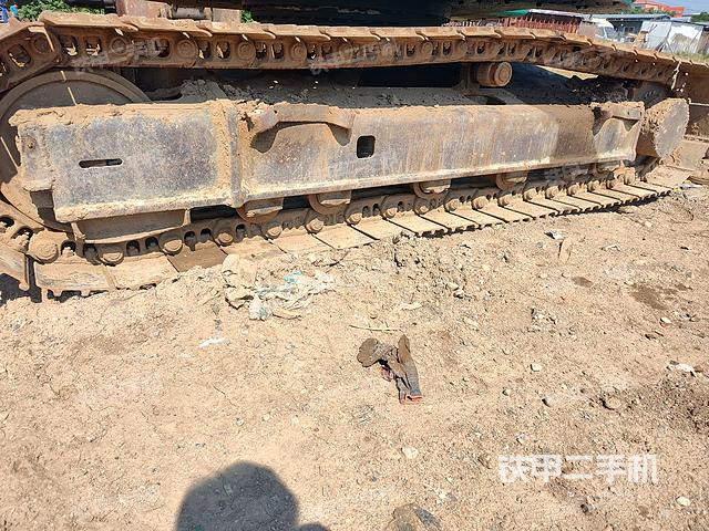 單側(cè)履帶整體(整機(jī)外觀) 單側(cè)履帶整體(整機(jī)外觀)