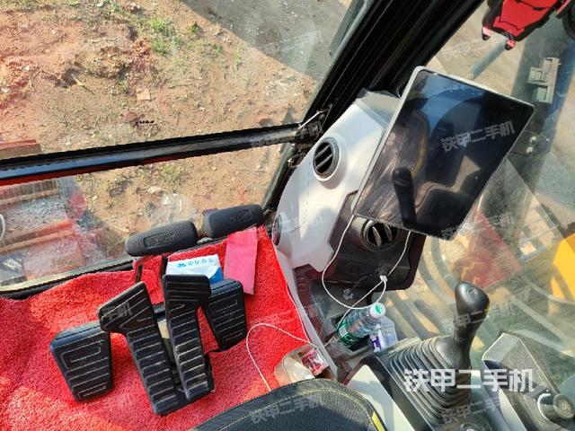 行走控制手柄和踏板?俯拍（駕駛室部分）