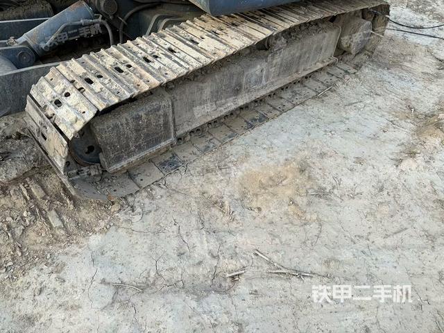 單側(cè)履帶整體(整機(jī)外觀) 單側(cè)履帶整體(整機(jī)外觀)