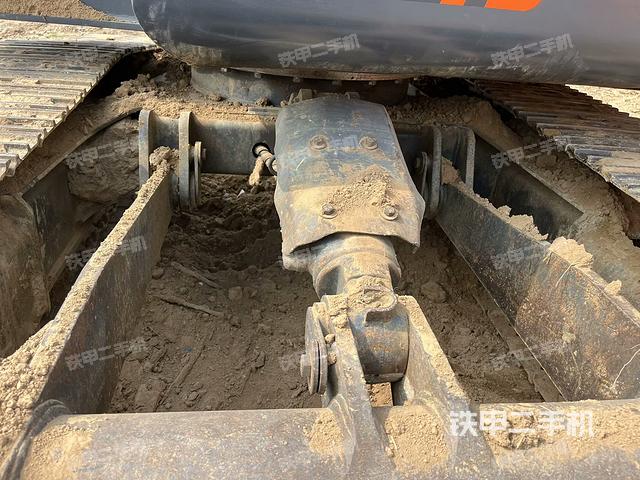 回轉馬達和主控閥(整機外觀) 回轉馬達和主控閥(整機外觀)
