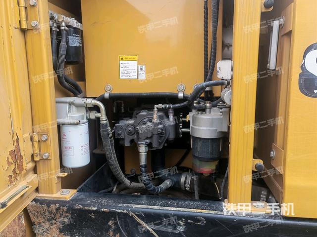 液壓泵艙室正面整體（整機外觀）