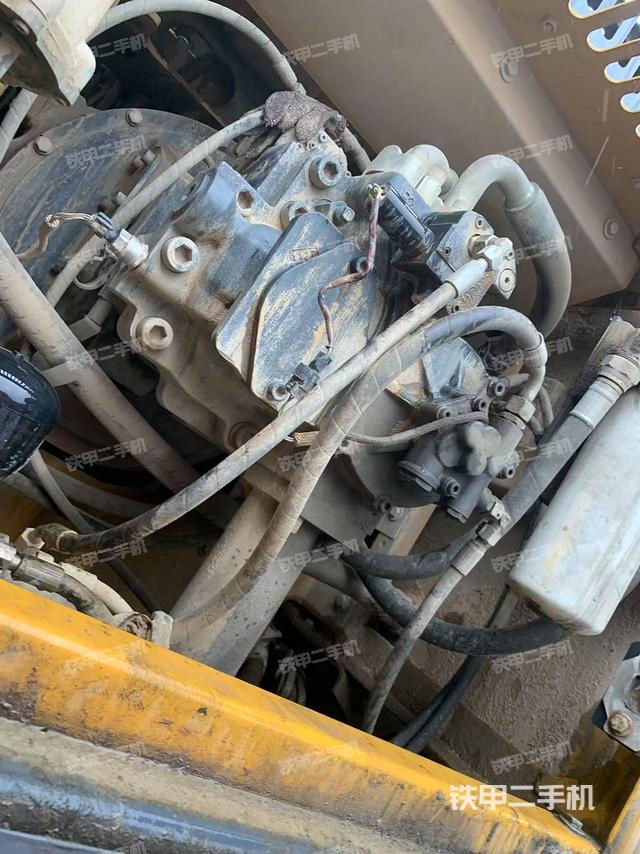 液压泵舱室正面整体(整机外观) 液压泵舱室正面整体(整机外观)