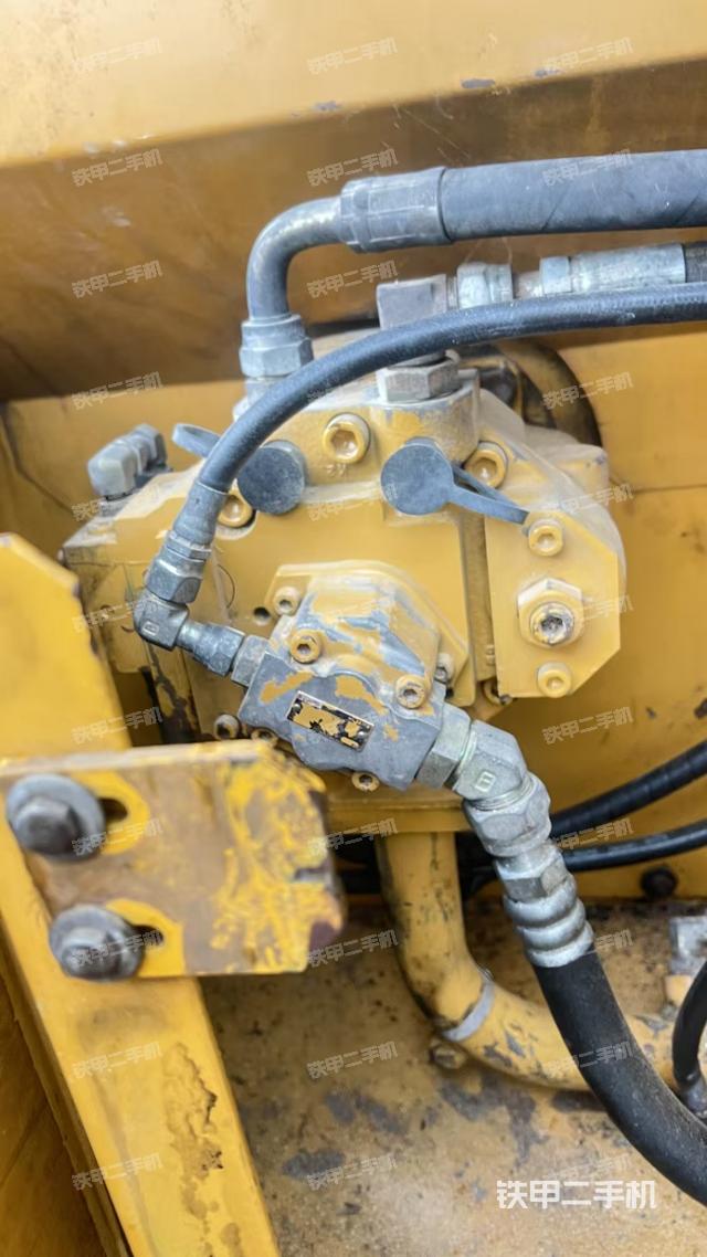 液压泵舱室正面整体（整机外观）