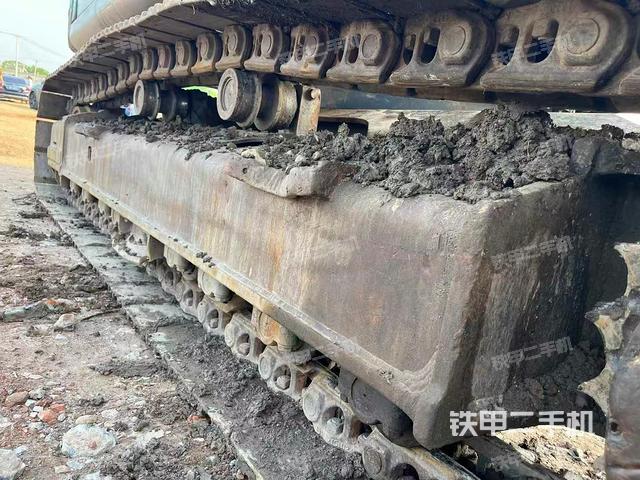 單側(cè)履帶整體(整機(jī)外觀) 單側(cè)履帶整體(整機(jī)外觀)