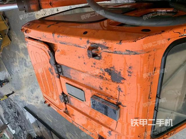 駕駛室頂部(整機外觀) 駕駛室頂部(整機外觀)