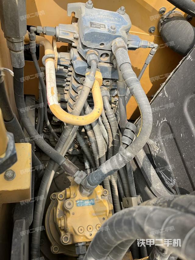 回转马达和主控阀(整机外观) 回转马达和主控阀(整机外观)