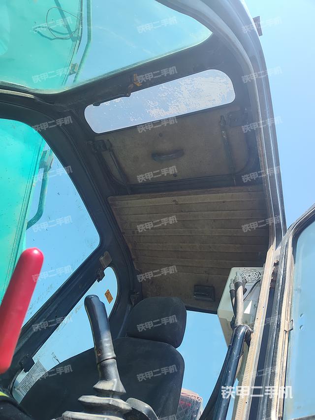 駕駛室頂部(整機(jī)外觀) 駕駛室頂部(整機(jī)外觀)