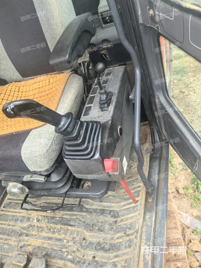 座椅右側(cè)控制臺(tái)/鑰匙門/油門/含右手柄（駕駛室部分）