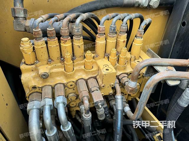 回转马达和主控阀（整机外观）