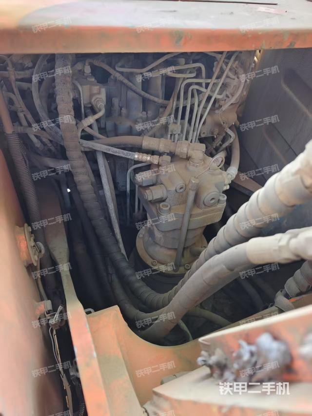 回轉(zhuǎn)馬達(dá)和主控閥(整機(jī)外觀) 回轉(zhuǎn)馬達(dá)和主控閥(整機(jī)外觀)