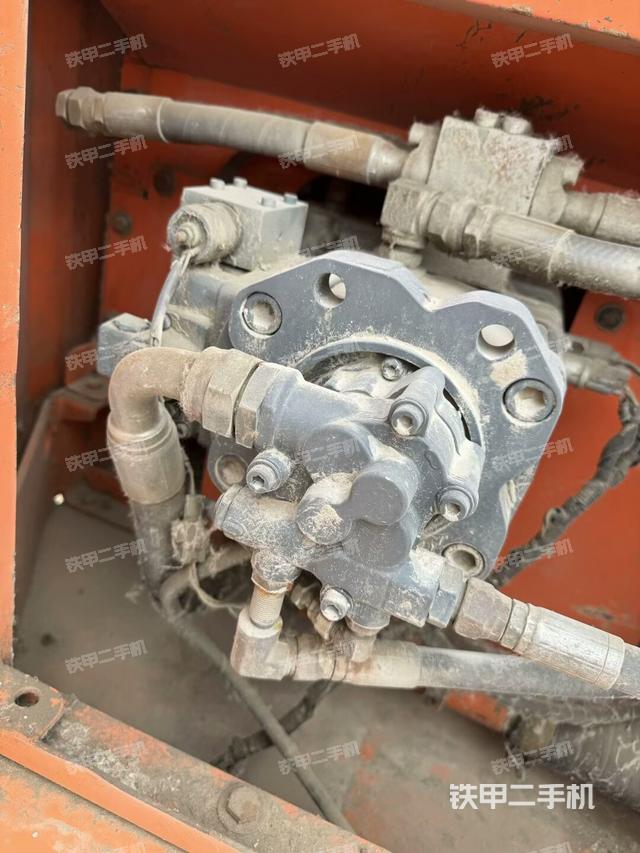 液壓泵艙室正面整體(整機(jī)外觀) 液壓泵艙室正面整體(整機(jī)外觀)