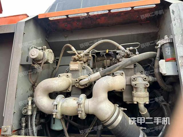 液壓泵艙室正面整體(整機(jī)外觀) 液壓泵艙室正面整體(整機(jī)外觀)