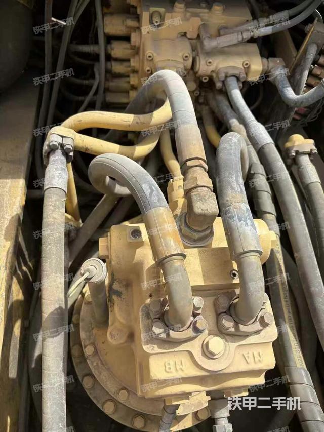 回转马达和主控阀(整机外观) 回转马达和主控阀(整机外观)