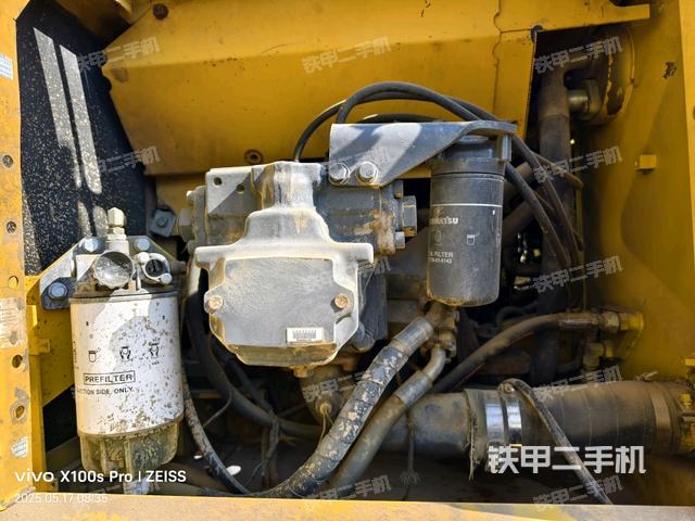 液壓泵艙室正面整體(整機外觀) 液壓泵艙室正面整體(整機外觀)