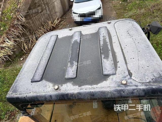 駕駛室頂部(整機(jī)外觀) 駕駛室頂部(整機(jī)外觀)