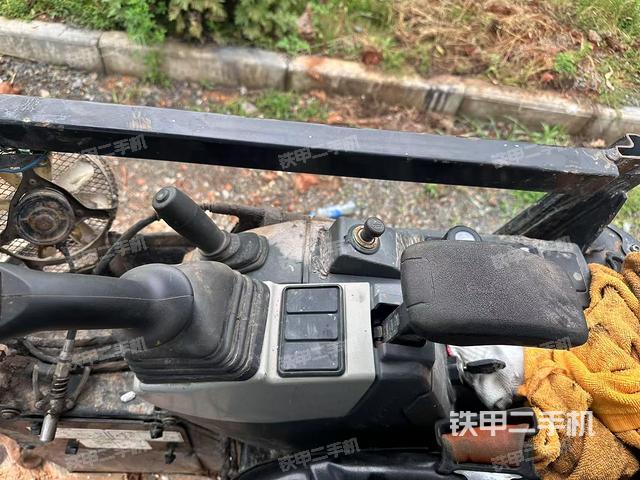 回转马达和主控阀(整机外观) 回转马达和主控阀(整机外观)