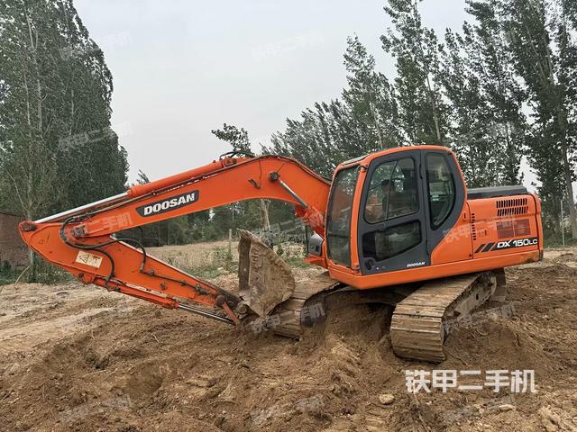 駕駛室整體(整機(jī)外觀) 駕駛室整體(整機(jī)外觀)