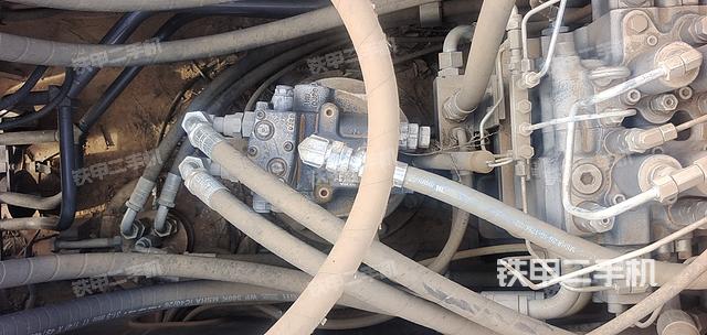 回转马达和主控阀（整机外观）