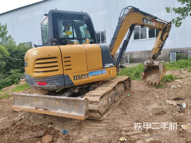 駕駛室頂部(整機(jī)外觀) 駕駛室頂部(整機(jī)外觀)