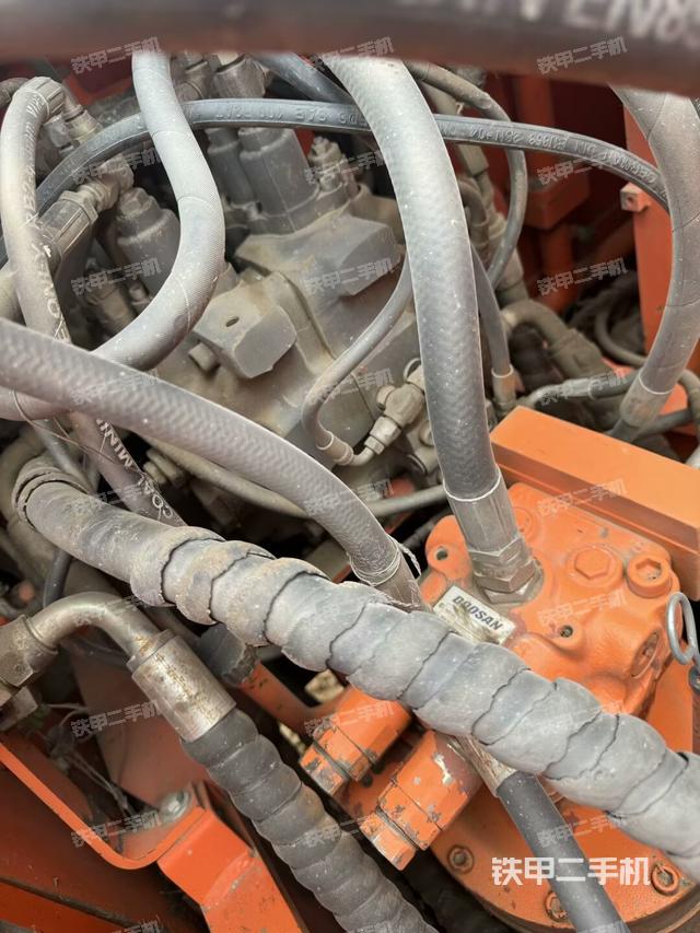 回轉(zhuǎn)馬達(dá)和主控閥(整機(jī)外觀) 回轉(zhuǎn)馬達(dá)和主控閥(整機(jī)外觀)