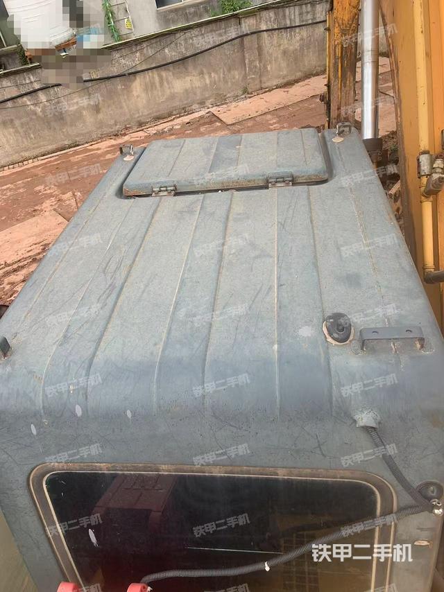 驾驶室顶部(整机外观) 驾驶室顶部(整机外观)