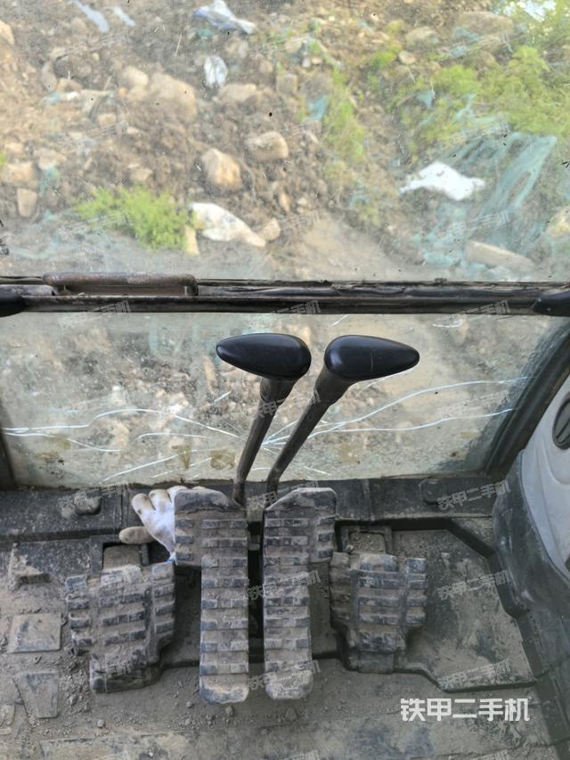 行走控制手柄和踏板?俯拍(駕駛室部分) 行走控制手柄和踏板?俯拍(駕駛室部分)