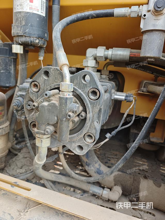 液压泵舱室正面整体(整机外观) 液压泵舱室正面整体(整机外观)