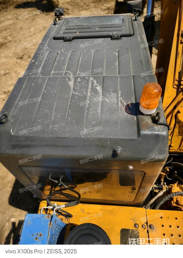 駕駛室頂部(整機(jī)外觀) 駕駛室頂部(整機(jī)外觀)