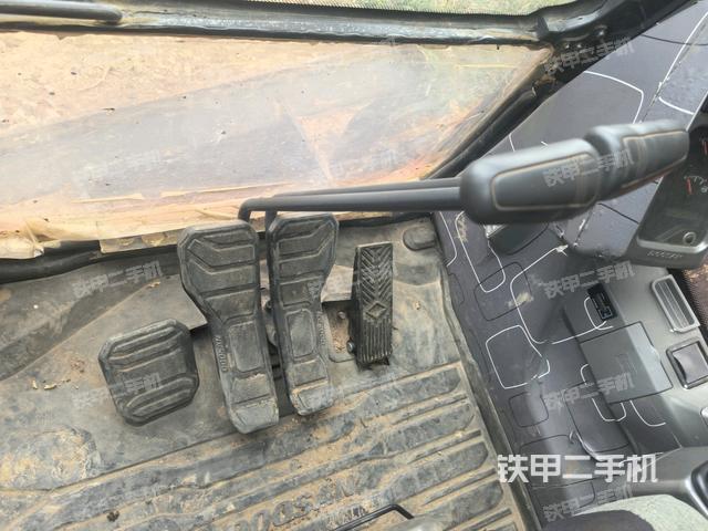 行走控制手柄和踏板?俯拍（駕駛室部分）