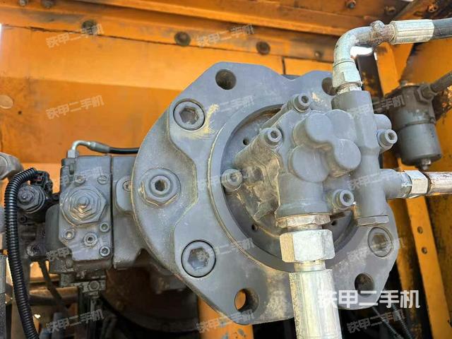 液壓泵艙室正面整體(整機(jī)外觀) 液壓泵艙室正面整體(整機(jī)外觀)