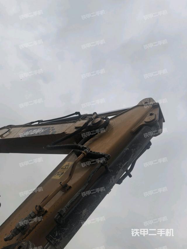 小臂整体左后(工作和回转装置) 小臂整体左后(工作和回转装置)