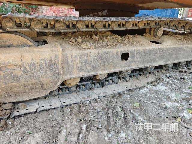 單側(cè)履帶整體(整機(jī)外觀) 單側(cè)履帶整體(整機(jī)外觀)